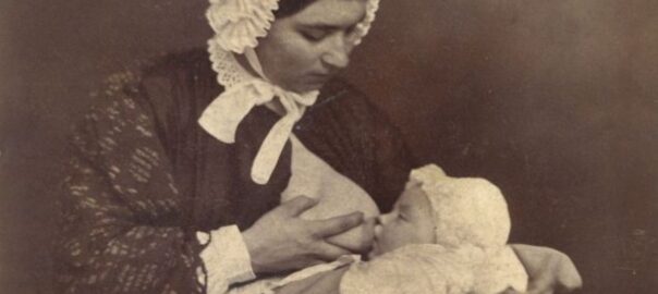 Una dida alletant un nadó. Fotografia de Paul Nadar - Wikimedia Commons