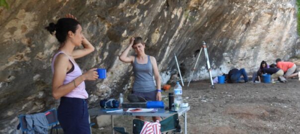L'arqueòloga Marga Vadillo (esquerra) a l'abric de l'Heura d'Ontinyent