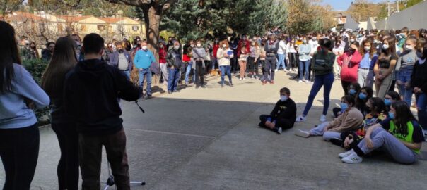 Lectura del manifest contra la guerra en la concentració en suport del poble d'Ucraïna a l'IES M. Sanchis Guarner de Castelló de Rugat