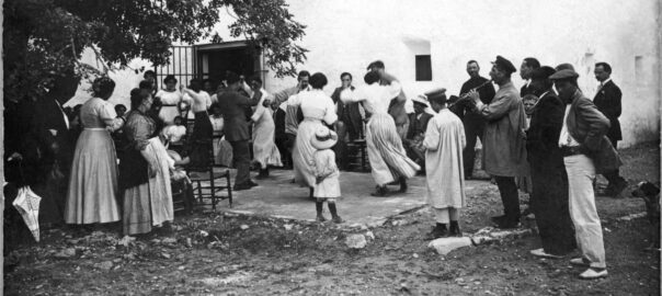 Una de les fotografies de l'exposició · Balls a l'ermita de Sant Joan de l'Olleria (©Arxiu Col·lectiu l'Olla)