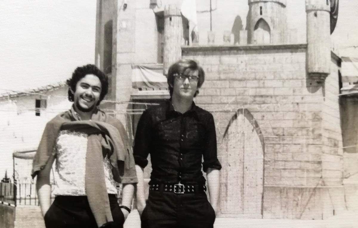 Bartolomé Sanz (esquerra) amb Salvador Garcia davant del castell de festes d'Agullent. Abril, 1971.
