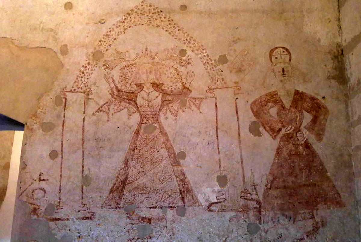 «Graffito» de Santa Llúcia en la paret de la presó. Els convictes rascaven les rajoles del sòl i aconseguien una pols fina que, mesclada amb aigua i pixum, servia de pigment. També utilitzaven trossos d’algeps i carbó. De tant en tant els murs de la presó es recobrien amb calç per higiene. Els dibuixos, pintures i escrits foren oblidats durant segles i descoberts en 1906 gràcies a unes reformes.