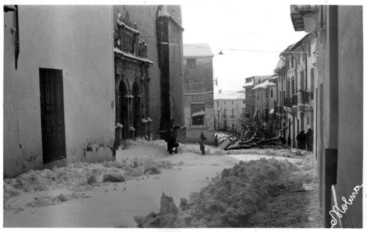 A l'esquerra, l'antiga casa abadia de l'Olleria (Fotografia: ©arxiu Col·lectiu l'Olla)