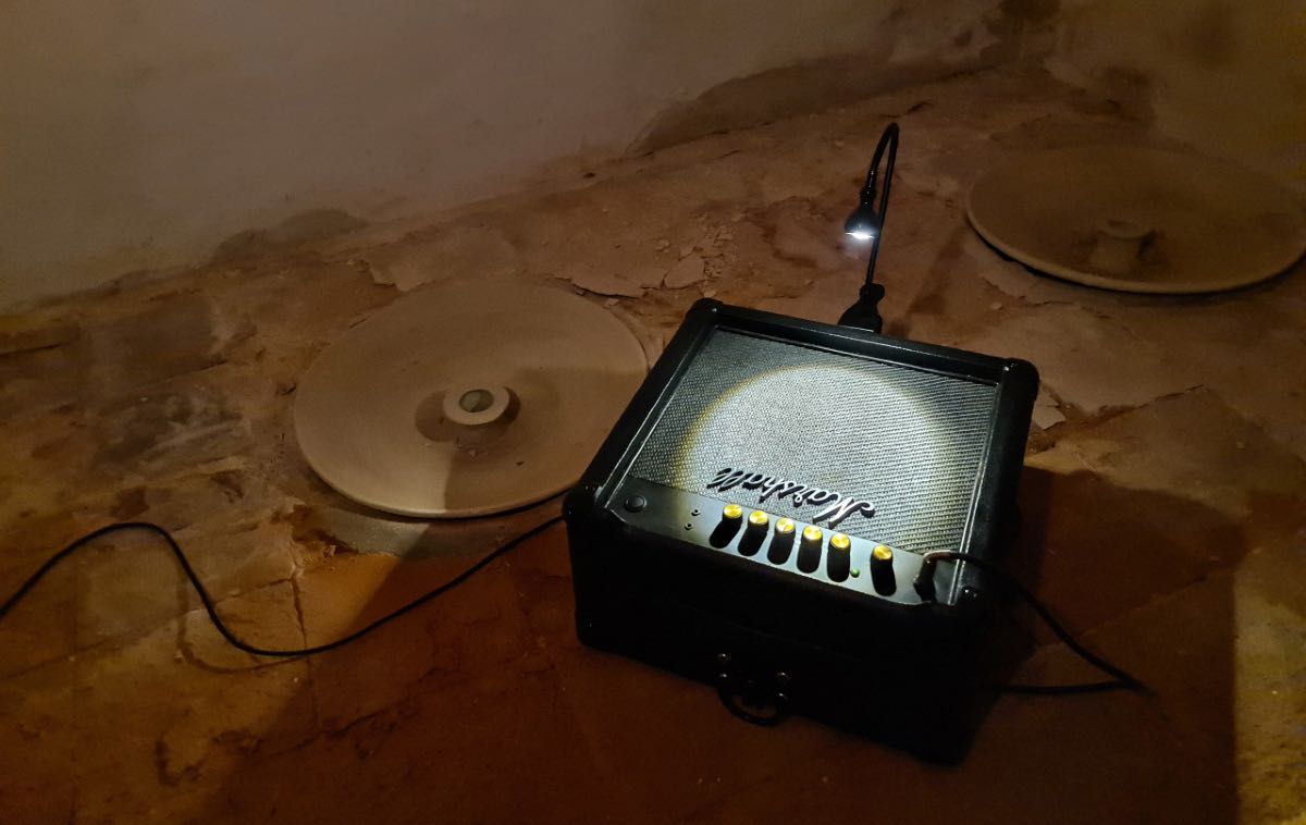 Una de les peces exposades al palau d'Aielo de Malferit, obra d'Edu Comelles