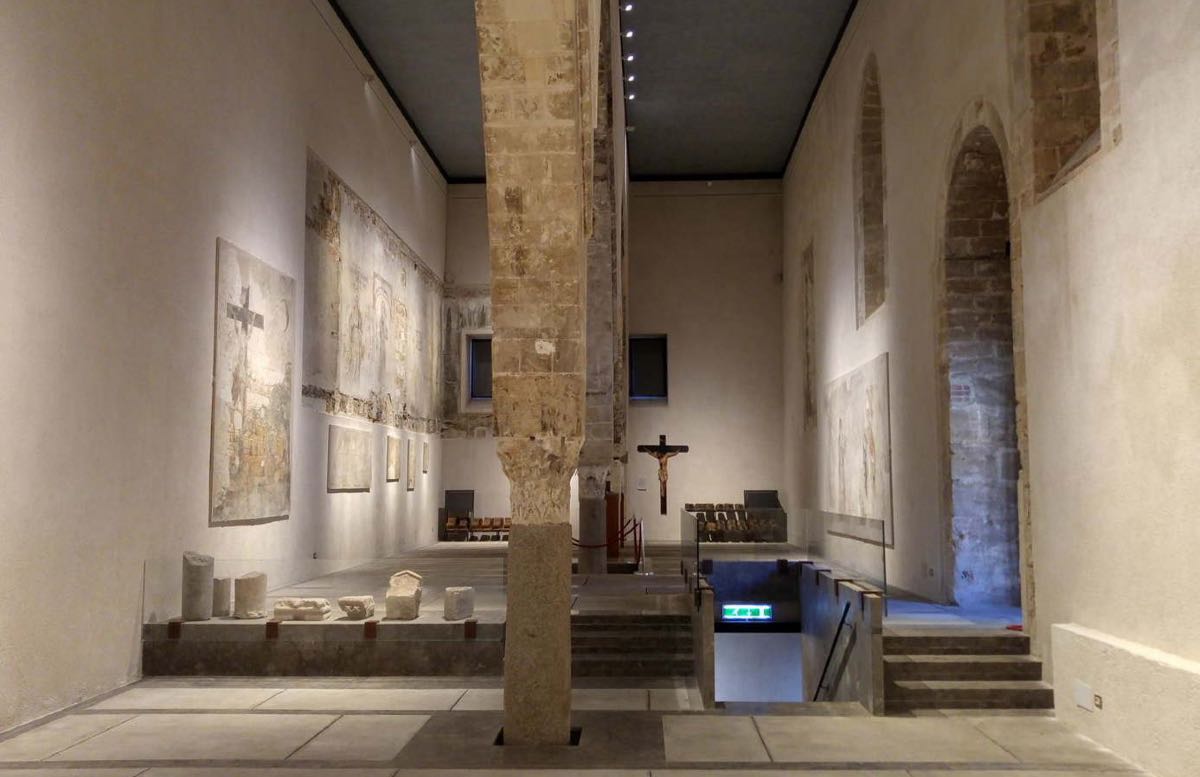 Sala del Palazzo Chiaramonte-Steri que albergava cel·les abans de ser reformada. El Jesús Crucificat del fons a la dreta és l’original que presidia les sessions del Tribunal