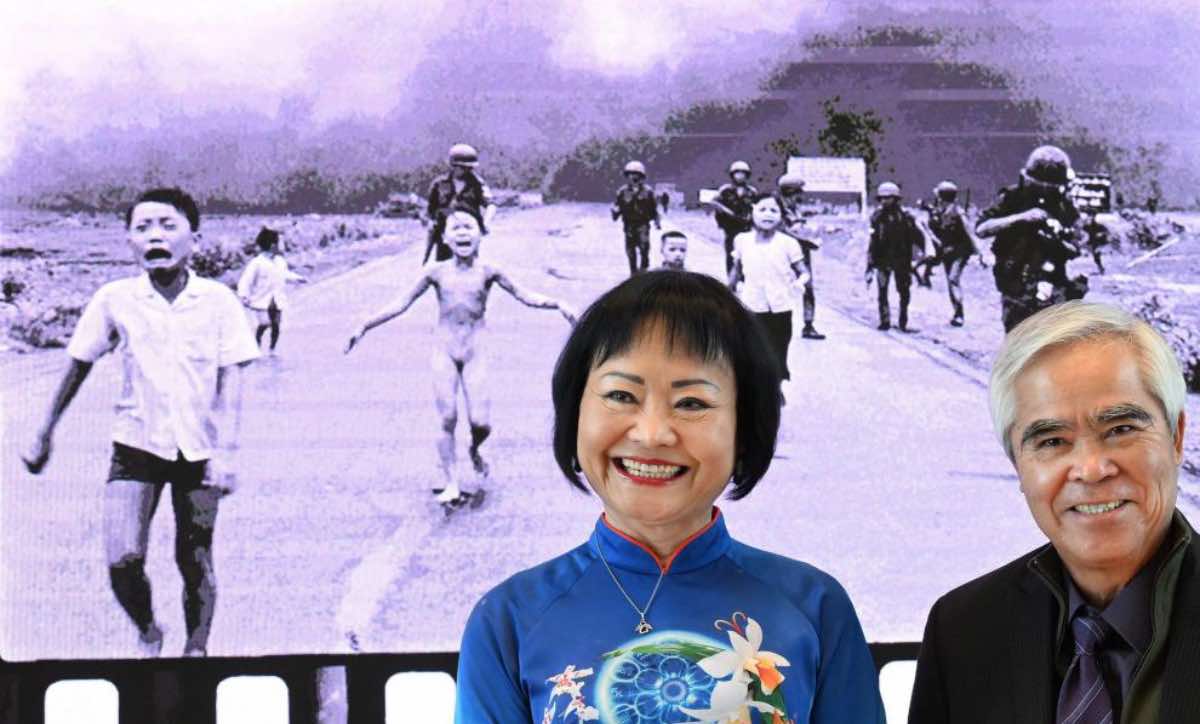 El fotoperiodista Huynh Cong Nick Ut i Kim Phuc, la xiqueta del napalm, davant la foto de fa 50 anys