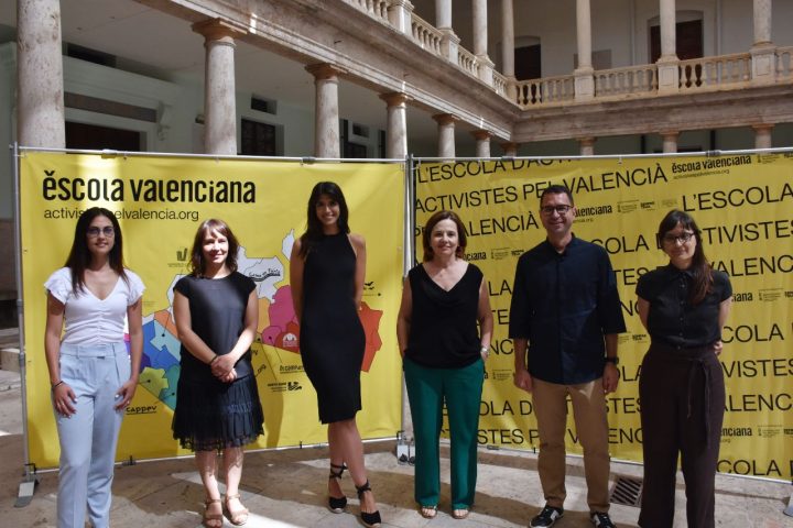 Paula Beneito (tercera per l'esquerra) amb la resta de membres de la nova junta directiva d'Escola Valenciana