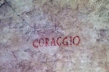 Graffito d'una cel·la inquisitorial per a infondre ànim als empresonats. La restauració dels murs va descobrir cinc estratificacions blanquejades de calç. Es conserven principalment els graffiti del segle XVII.