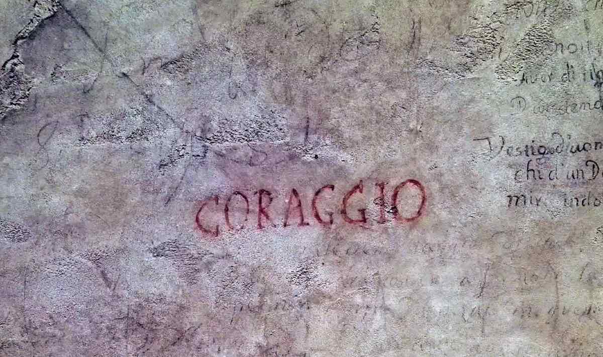 Graffito d'una cel·la inquisitorial per a infondre ànim als empresonats. La restauració dels murs va descobrir cinc estratificacions blanquejades de calç. Es conserven principalment els graffiti del segle XVII.