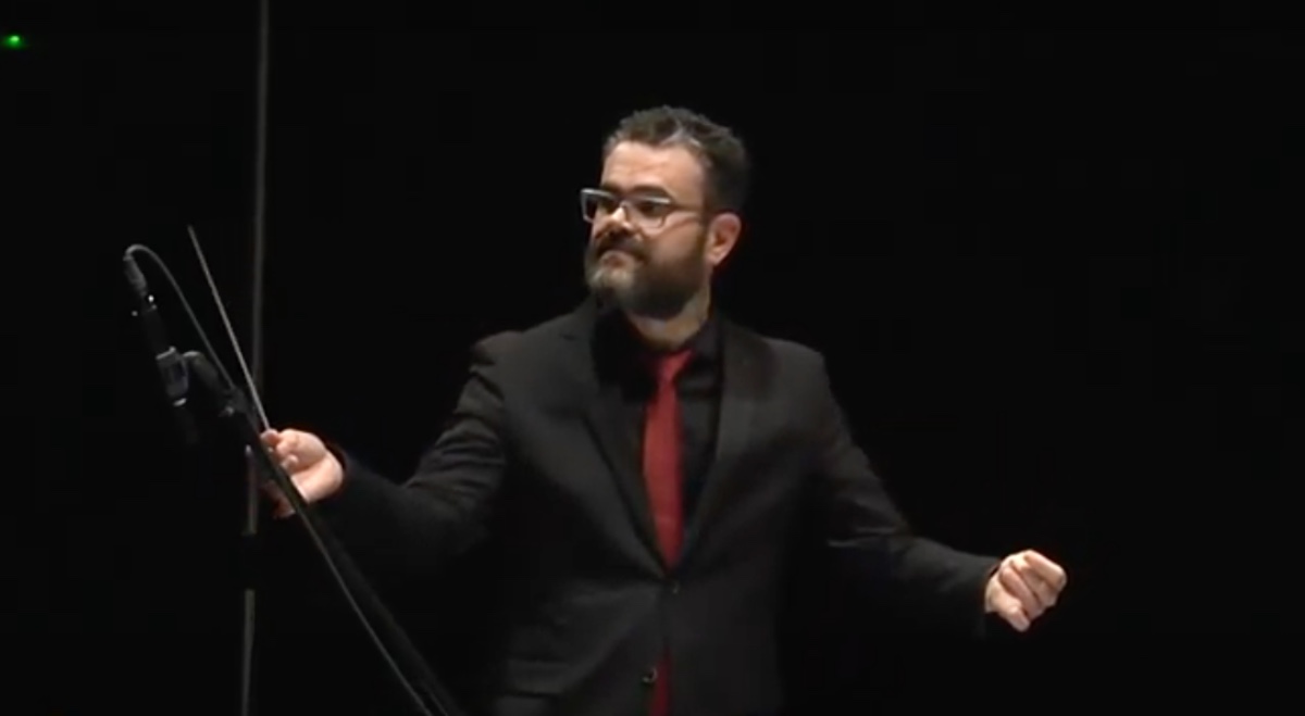 Rafael Garcia Vidal dirigeix la Jove Banda Simfònica de la FSMCV en l'enregistrament