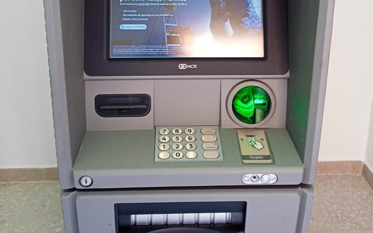 Caixer automàtic instal·lat a l'Ajuntament de Benicolet