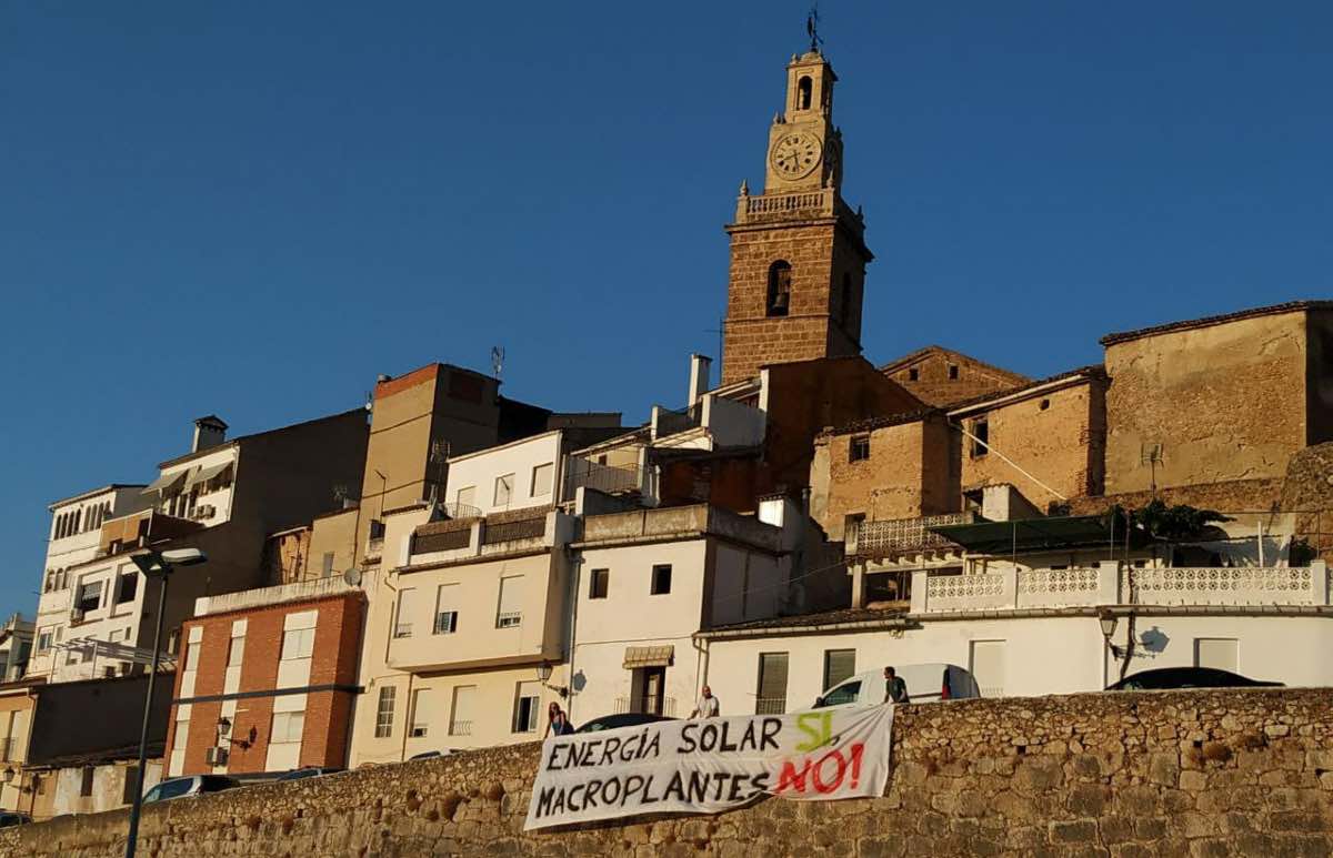 Pancarta a Albaida contra les macroplantes