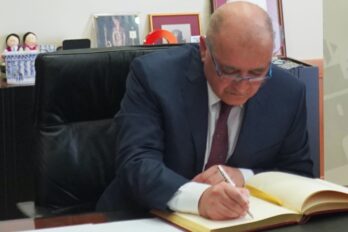 L'ambaixador de la república de l’Usbequistan a Espanya, Jakhongir Ganiev, signa en el Llibre d'Honor de l'Ajuntament d'Ontinyent